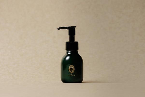 シルクの力で、指通りなめらかな美髪へ。「みどりまゆ シルキーHAIRミルク」