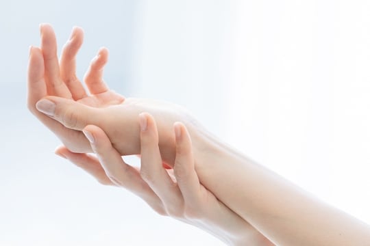 手荒れに悩むあなたへ。絹生活研究所が教えるハンドクリームの選び方